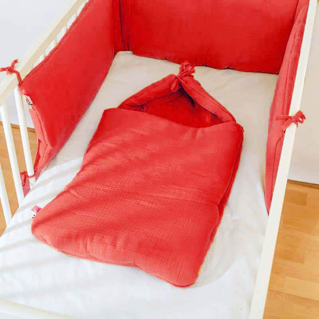 Babynest van biologisch katoen met aardbei